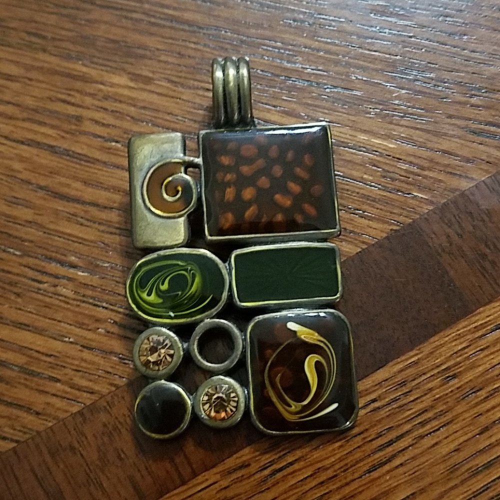 Magnetic closure pendant